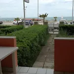 Fronte Mare Con Giardino *